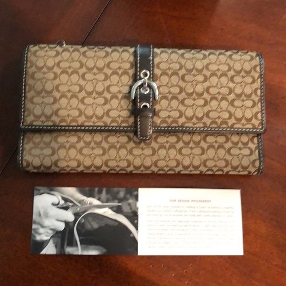 COACH Signature C’s in Excellent Used Condition (EUC) Long Wallet - Picture 14 of 16